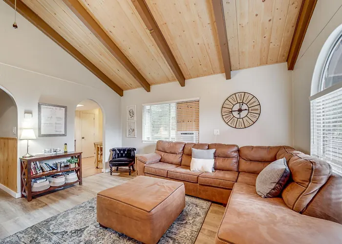 Near Fossil Creek & Trails: Scenic Cabin! Holiday home